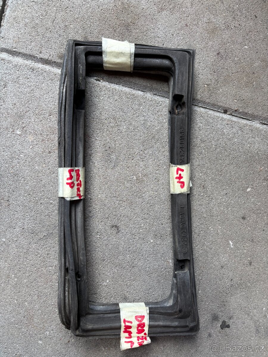 Mercedes W114/115 - světla a rámečky, těsnící gumy - 6