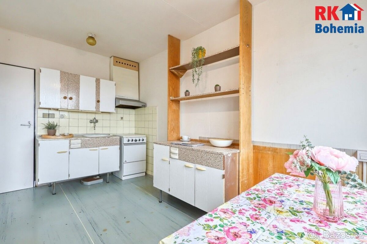 Pronájem bytu 3+1 s lodžií v Praze 8 - Kobylisích, v ulici Š - 6