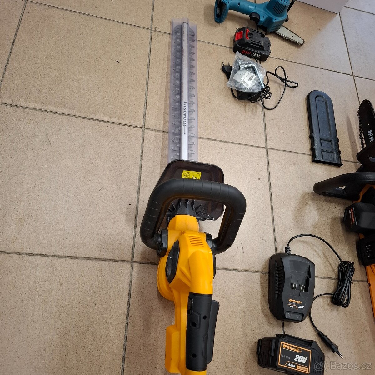 Prodám aku pilu,jednoruční pilku a plotostřih - 6