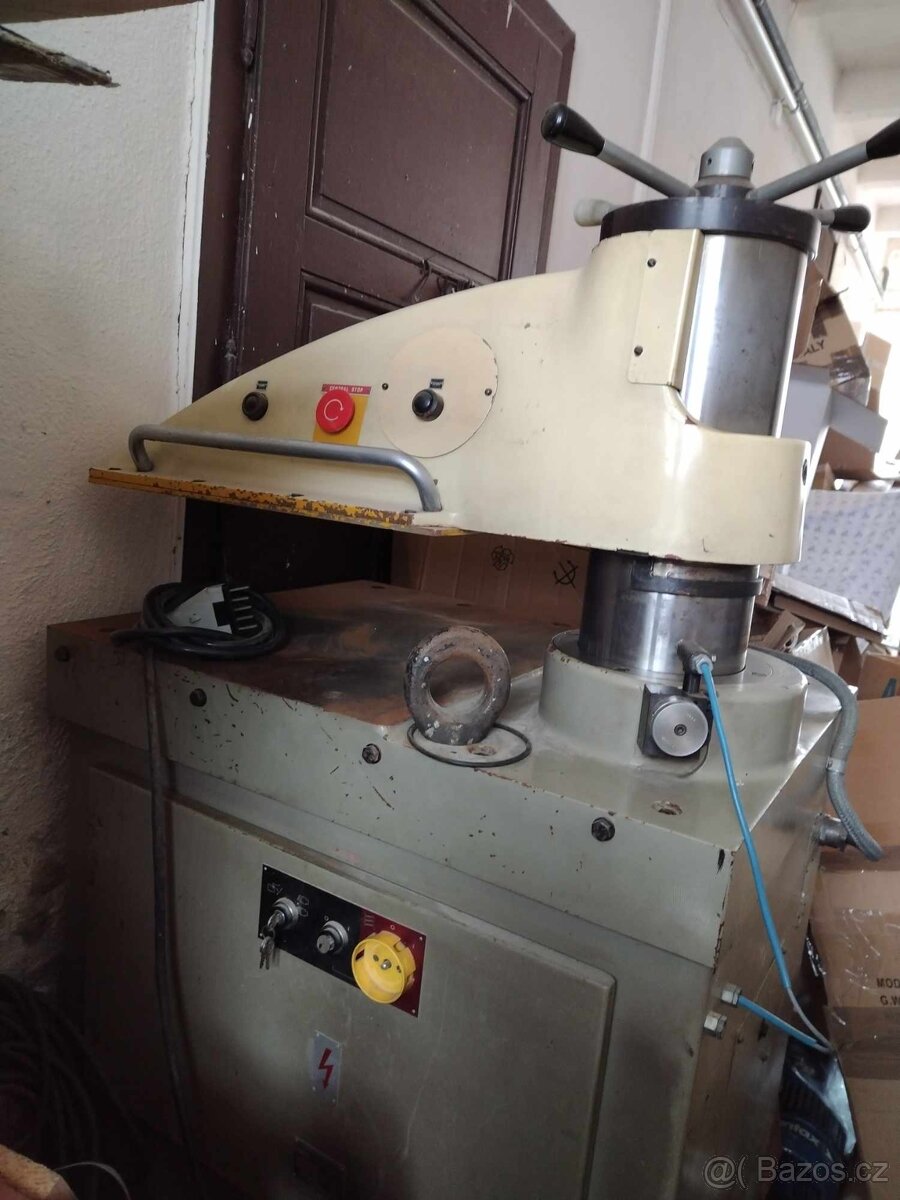 Vysekávací lis - 6