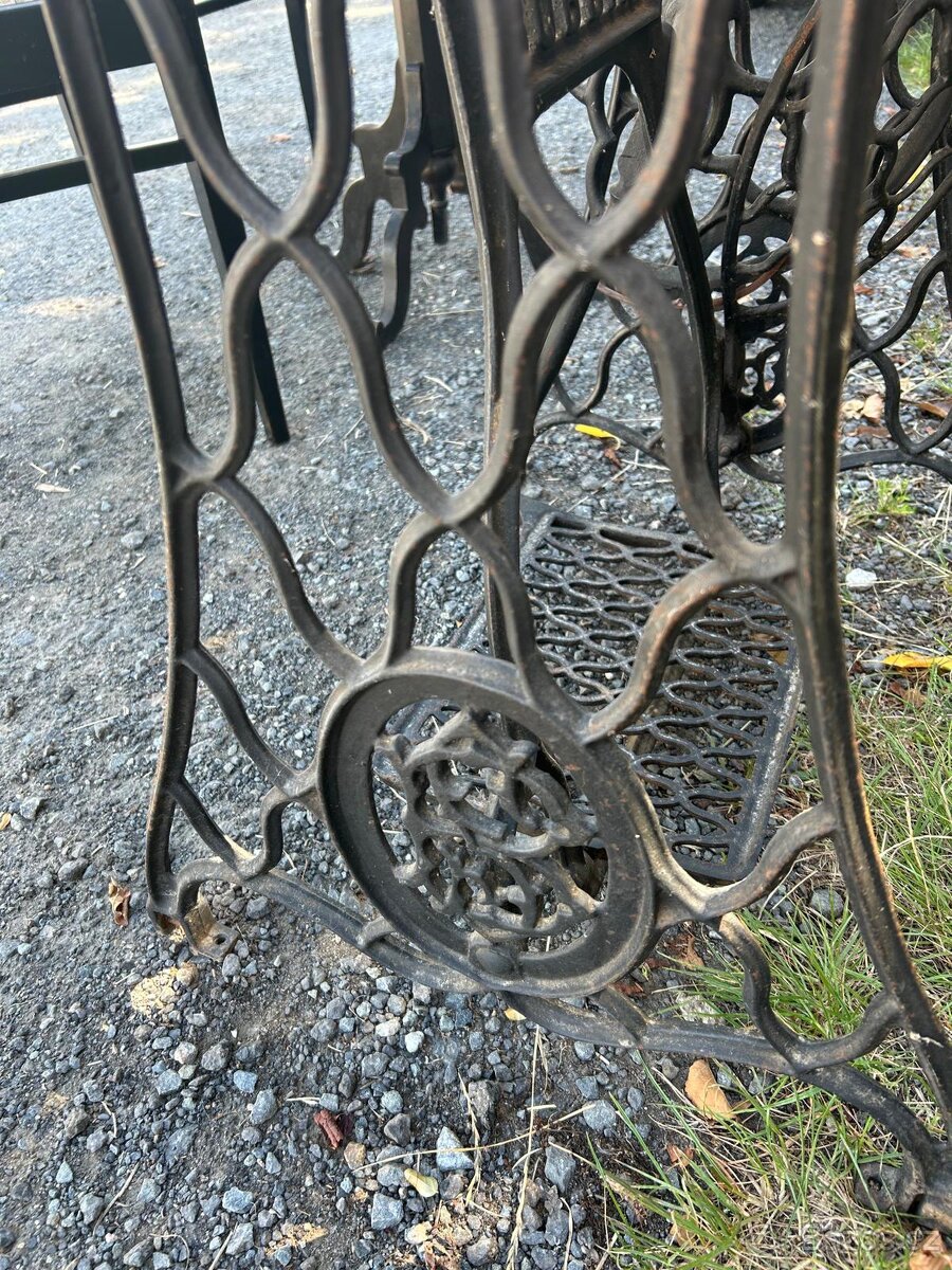 Starý šicí stroj - 6