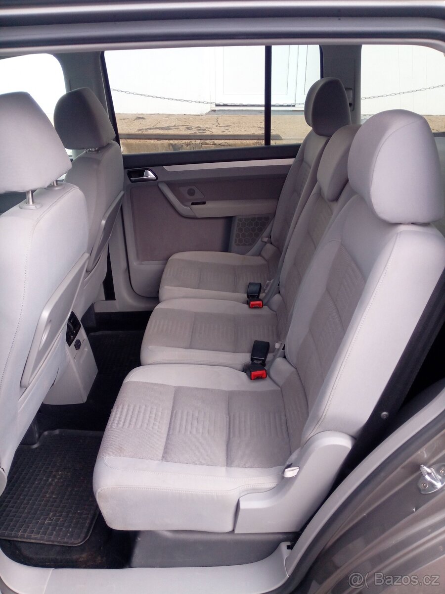 VW Touran 2.0 TDI v dobrém stavu - 6