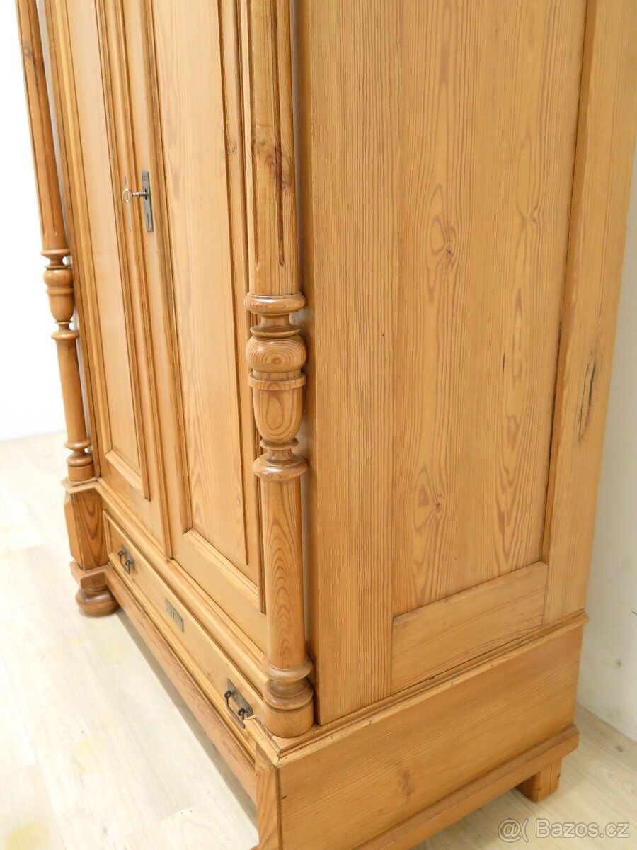 Krásná sloupová šatní skříň - 6