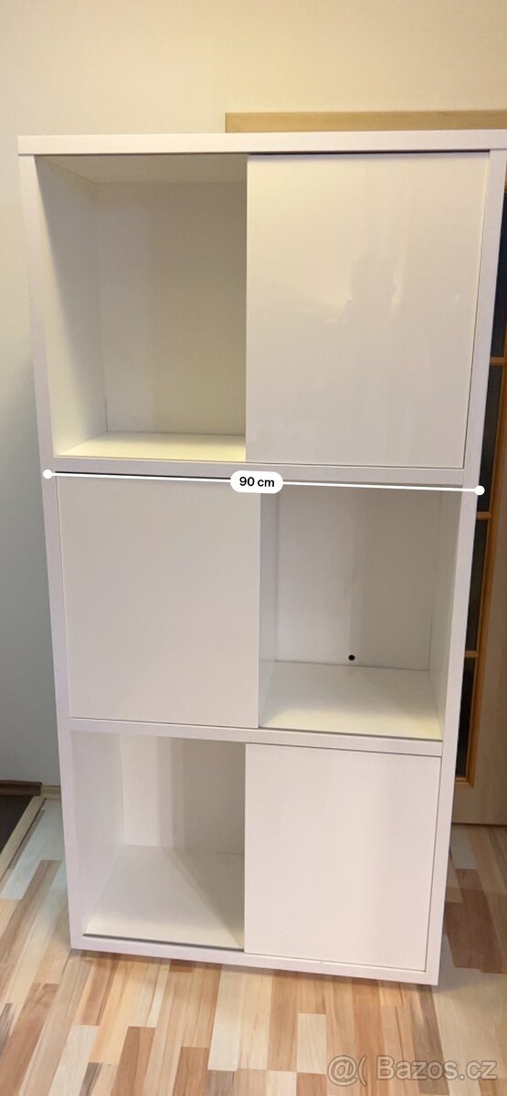 Velká bílá lesklá knihovna s posuvnými dveřmi - 6