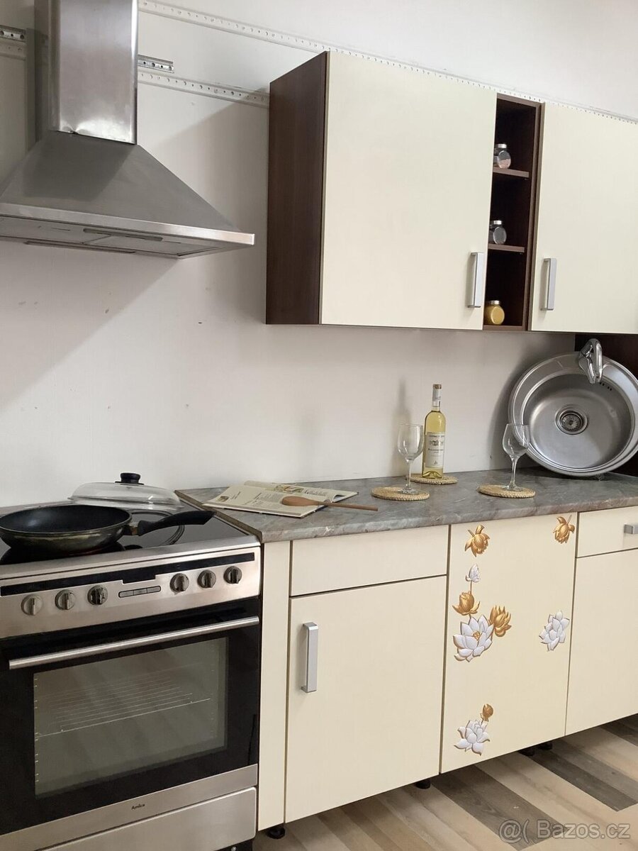 Světlá moderní kuchyně IRMA - 6