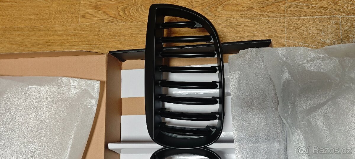 PŘEDNÍ MASKA, LEDVINKY BMW 1 E87, E81, 2004-2007, ČERNÁ - 6