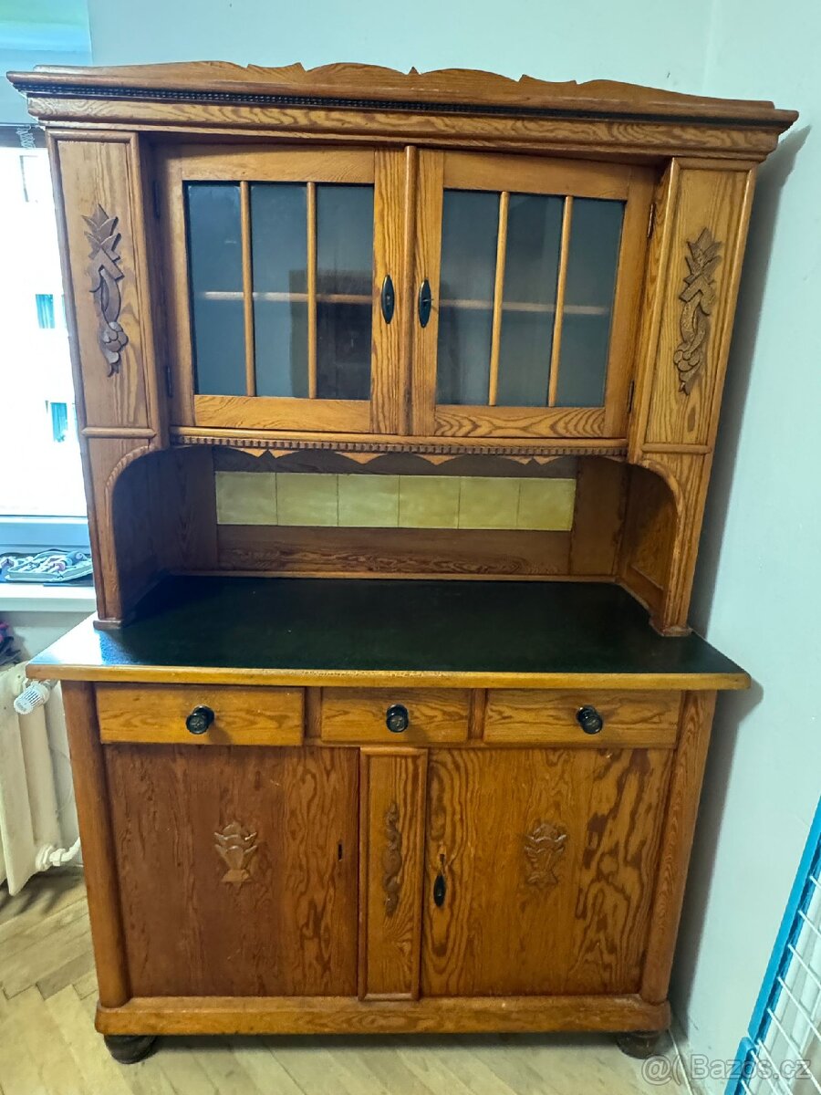 Šicí stroj Singer a kredenc - 6