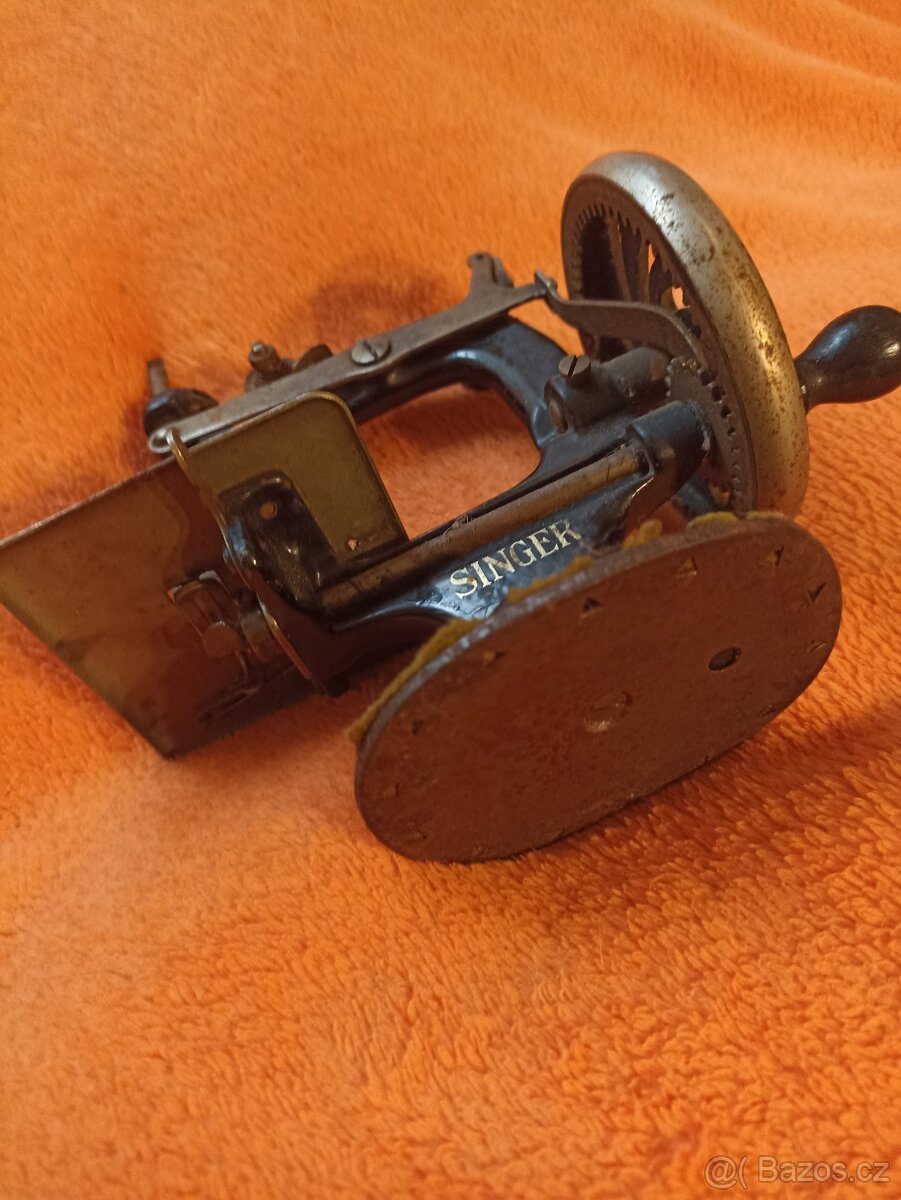 Starožitný miniaturní šicí stroj - 6