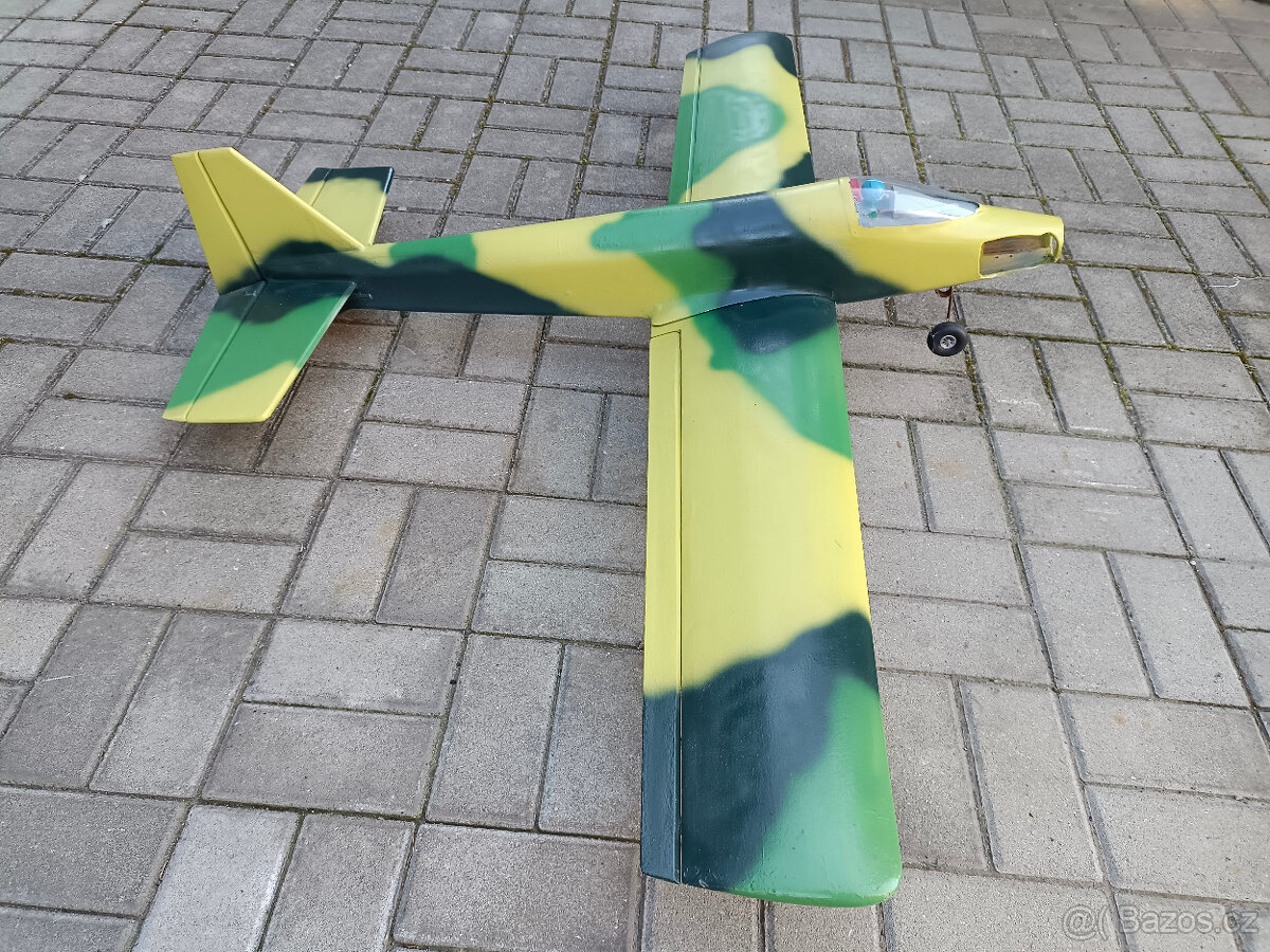Starší rozdělané letadlo cca stíhačka bez motoru nové balza - 6