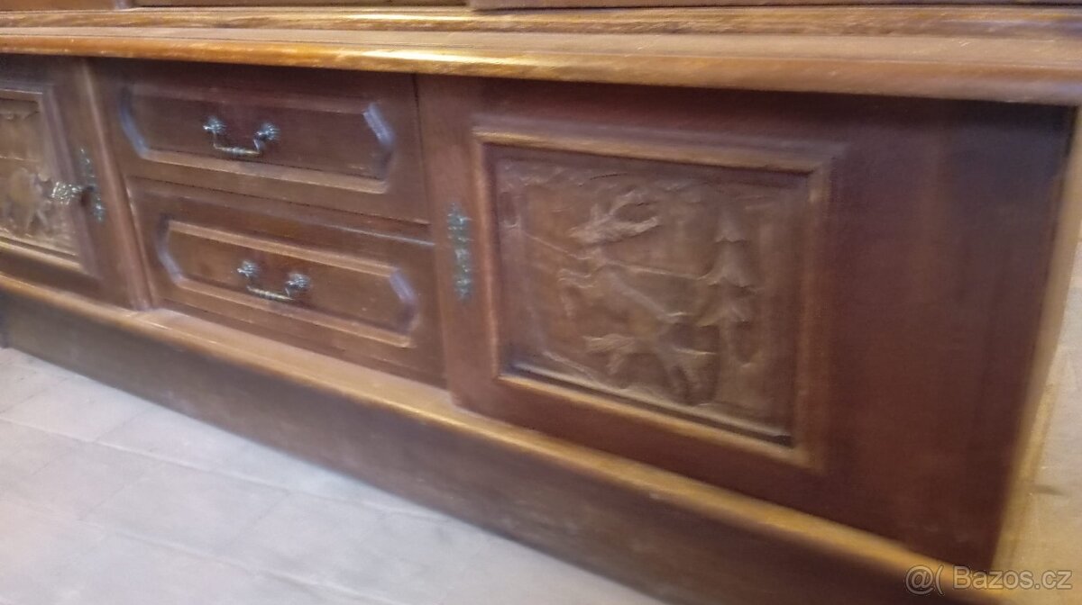 MYSLIVECKÁ SKŘÍŇ VITRINA - 6