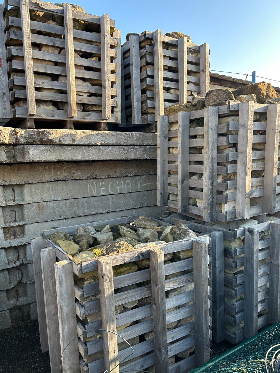 Pískovec, cihly, dřevo, palety - 6