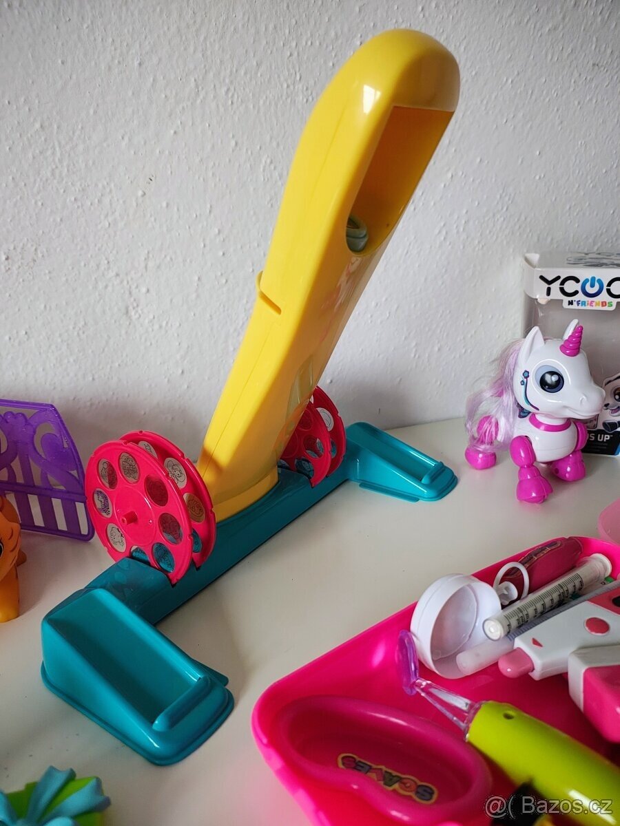 MIX hraček ... lékař, projektor, interaktivní pejsek a další - 6