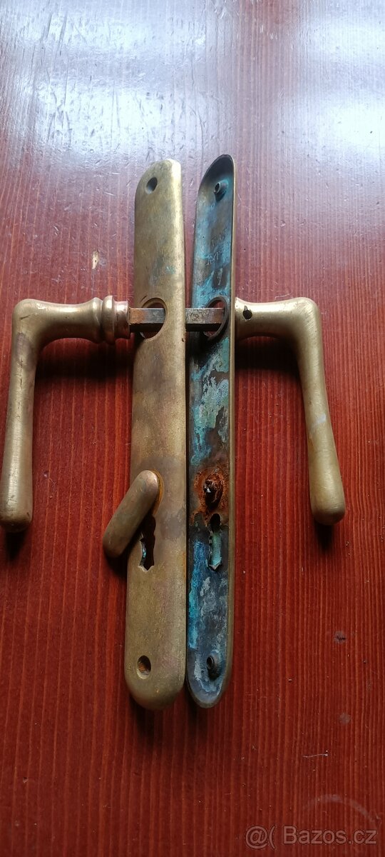 Mosazné kování , kliky, štítky na dveře.4x - 6