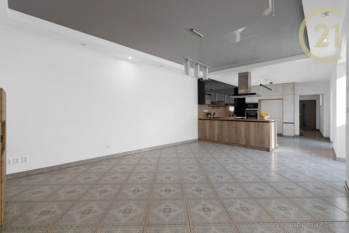 Dva domy, bazén a technologie, díky nimž se tu žije v poh... - 6