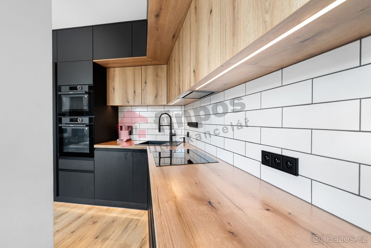 Prodej bytu 3+kk 73 m2 s terasou 71 m2 a dvě garážová parkov - 6