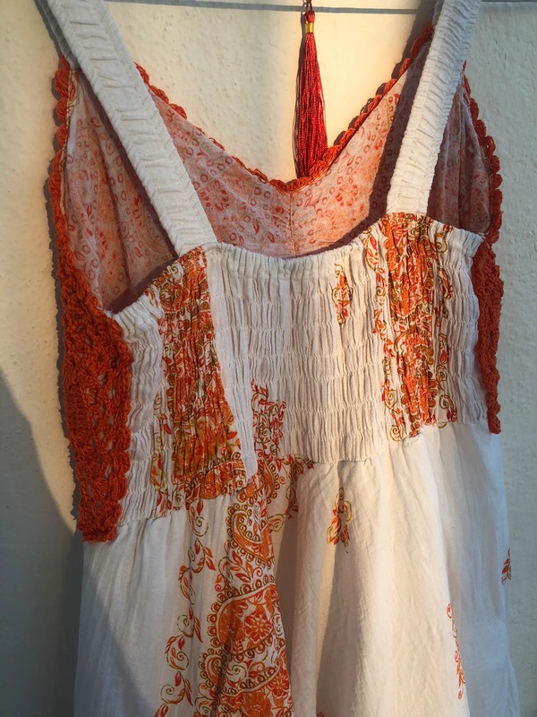 Letní šaty s háčkovaným zdobením - 6