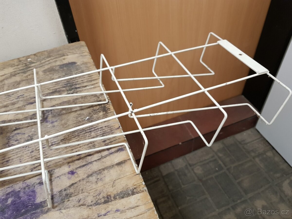 levný držák na tiskoviny, na stěnu - velký - 6