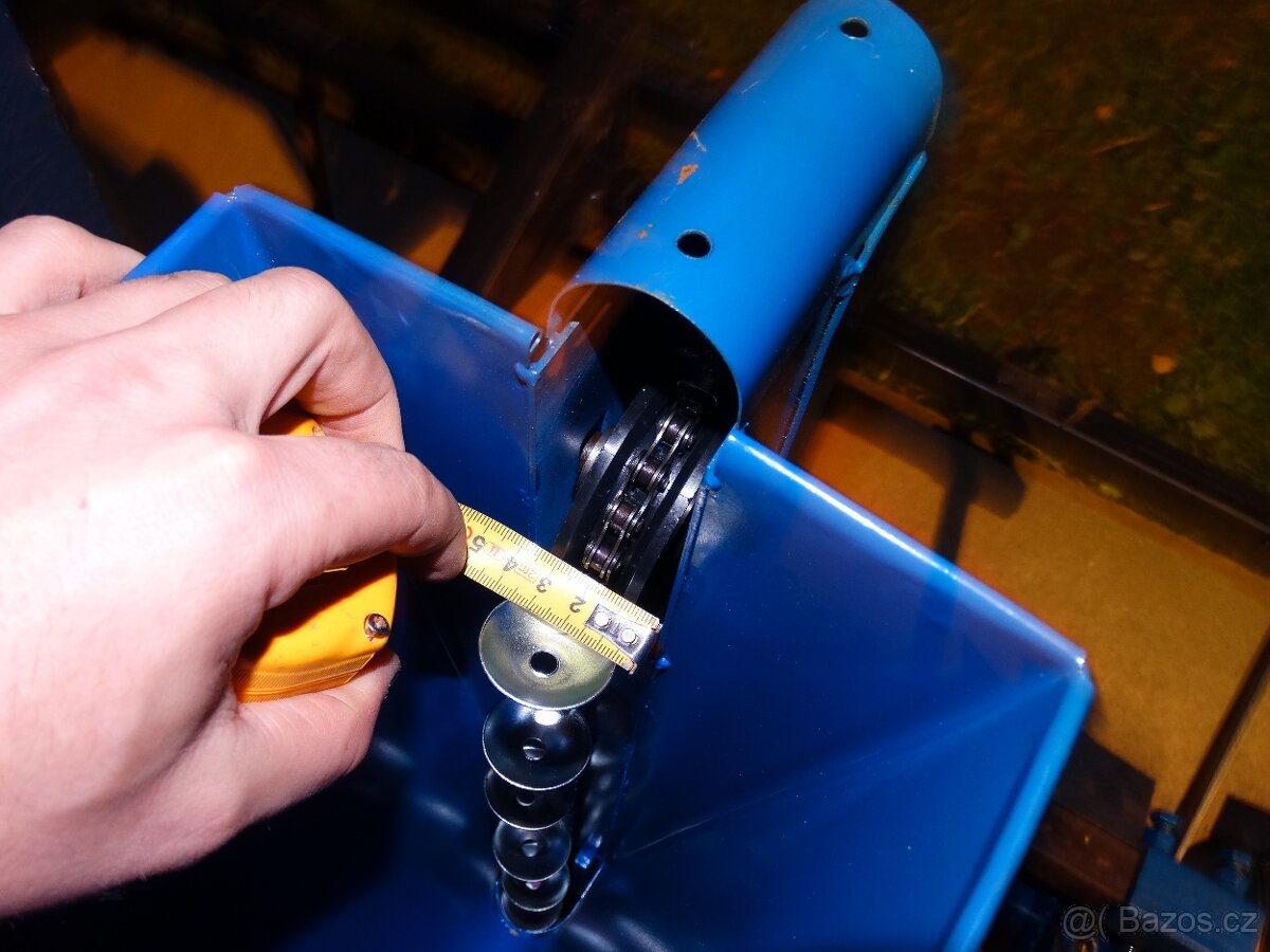 Sazeč česneku, cibule, žaludů-Video - 6