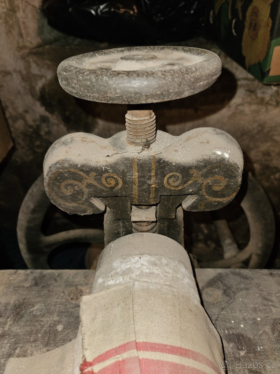 Historický starý mandl. Těžky - litina. - 6