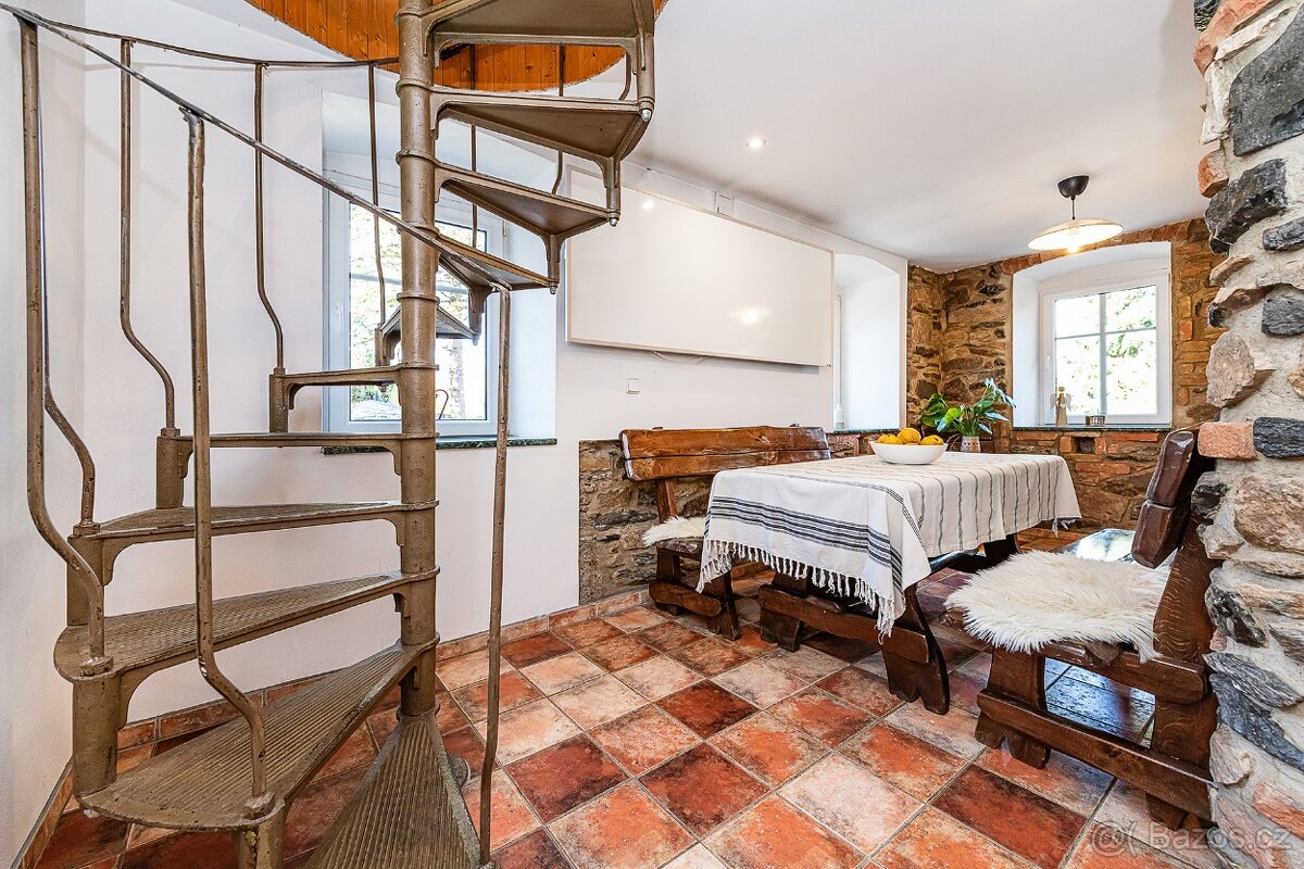 MALEBNÝ RODINNÝ DŮM V SRDCI ČESKÉHO STŘEDOHOŘÍ ČEŘENIŠTĚ, M - 6