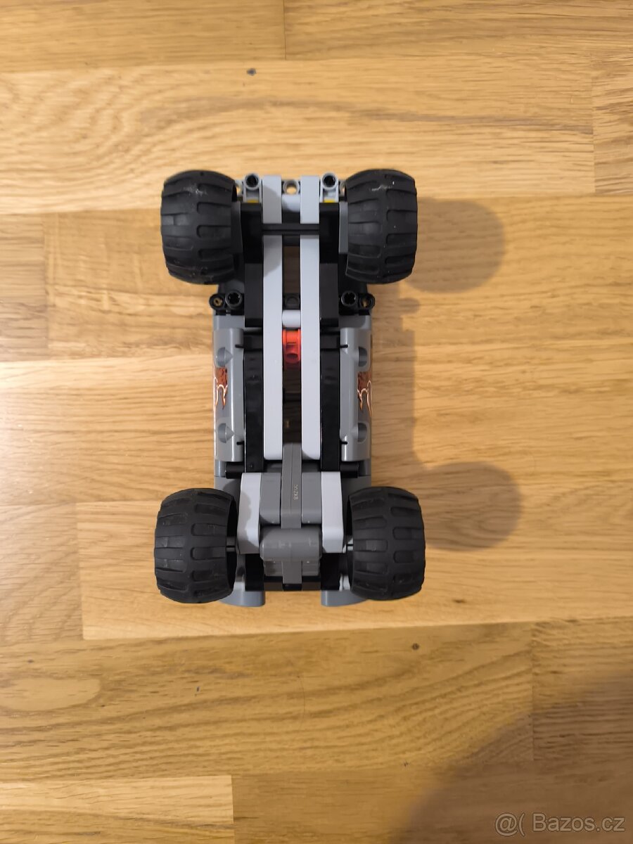 LEGO Technic 42090 – Stunt Truck / Kaskadérský truck
- 6