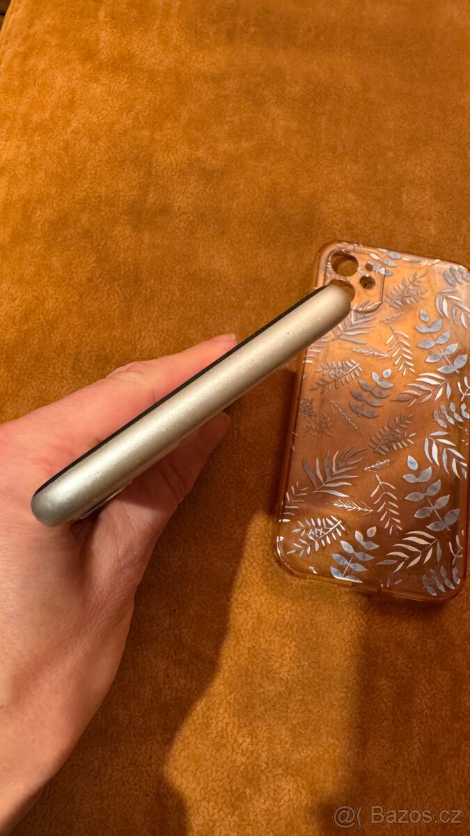 IPhone 11 64GB bily, pěkný stav - 6