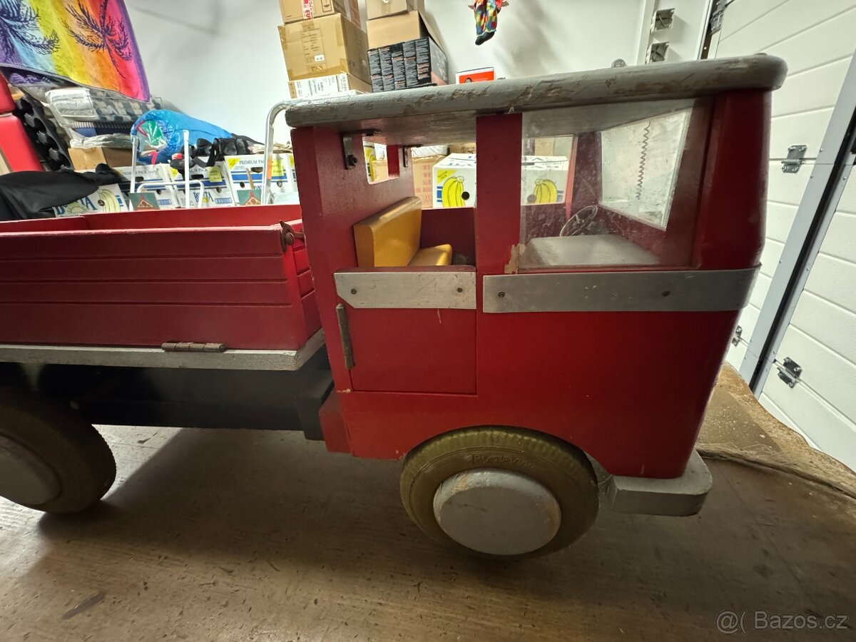 Staré dřevěné velké auto - 6