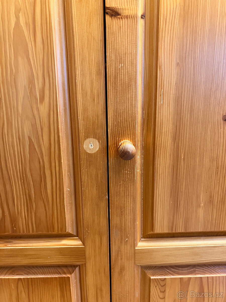 Dřevěná skřín s policemi - 6