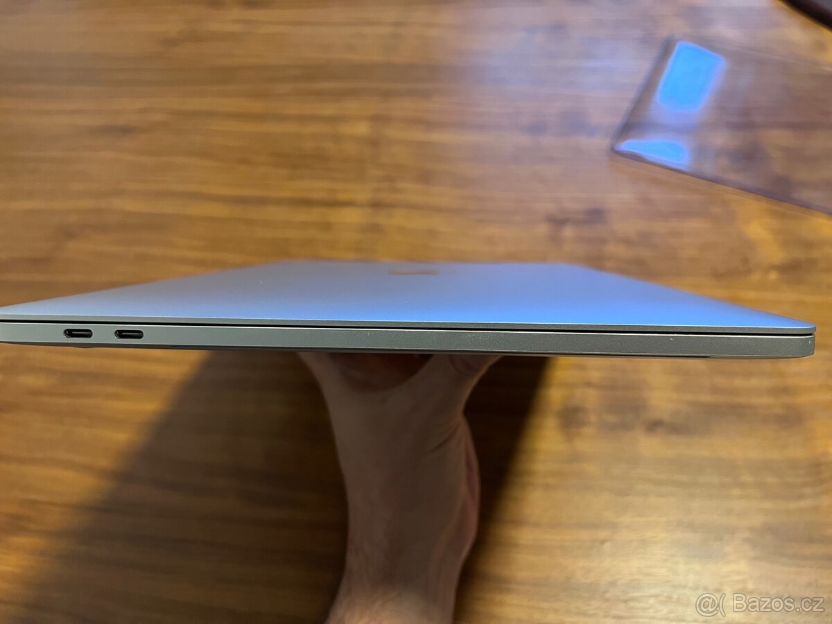 MacBook Pro 15", i7, 16/512, NOVÁ BATERIE - 6