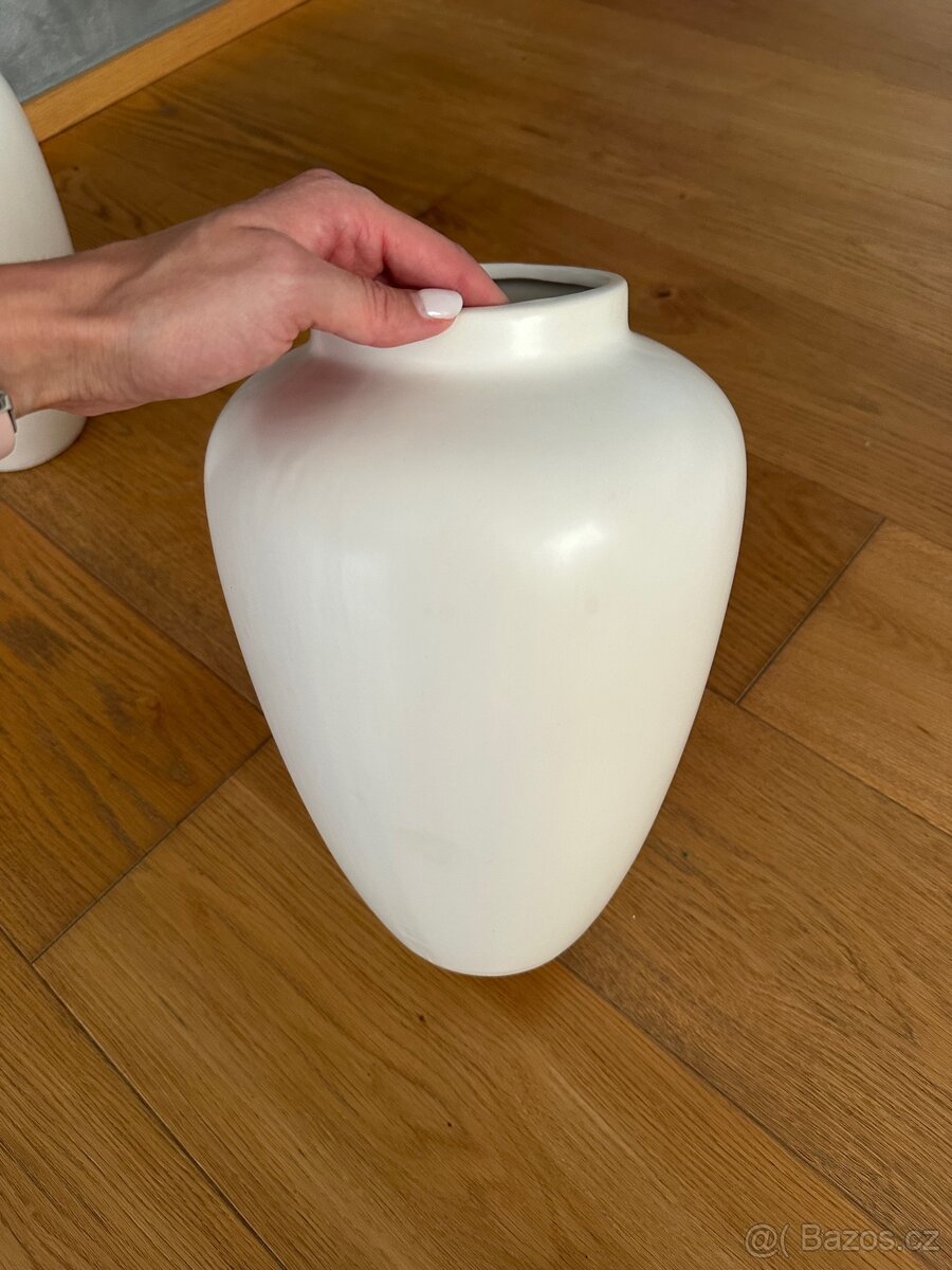 Sada dvou bílých váz - 6