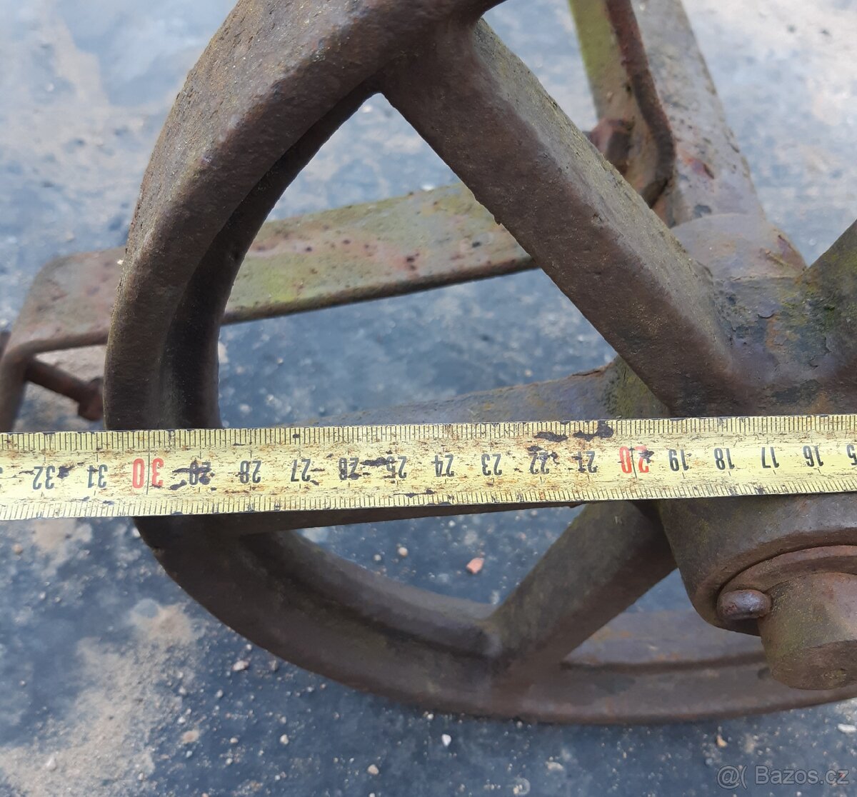 Staré litinová kola na ose - 6