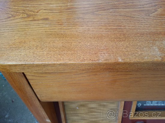 Skříňka s radiopřijímačem RV75 a s gramofónem z let 1939-40 - 6