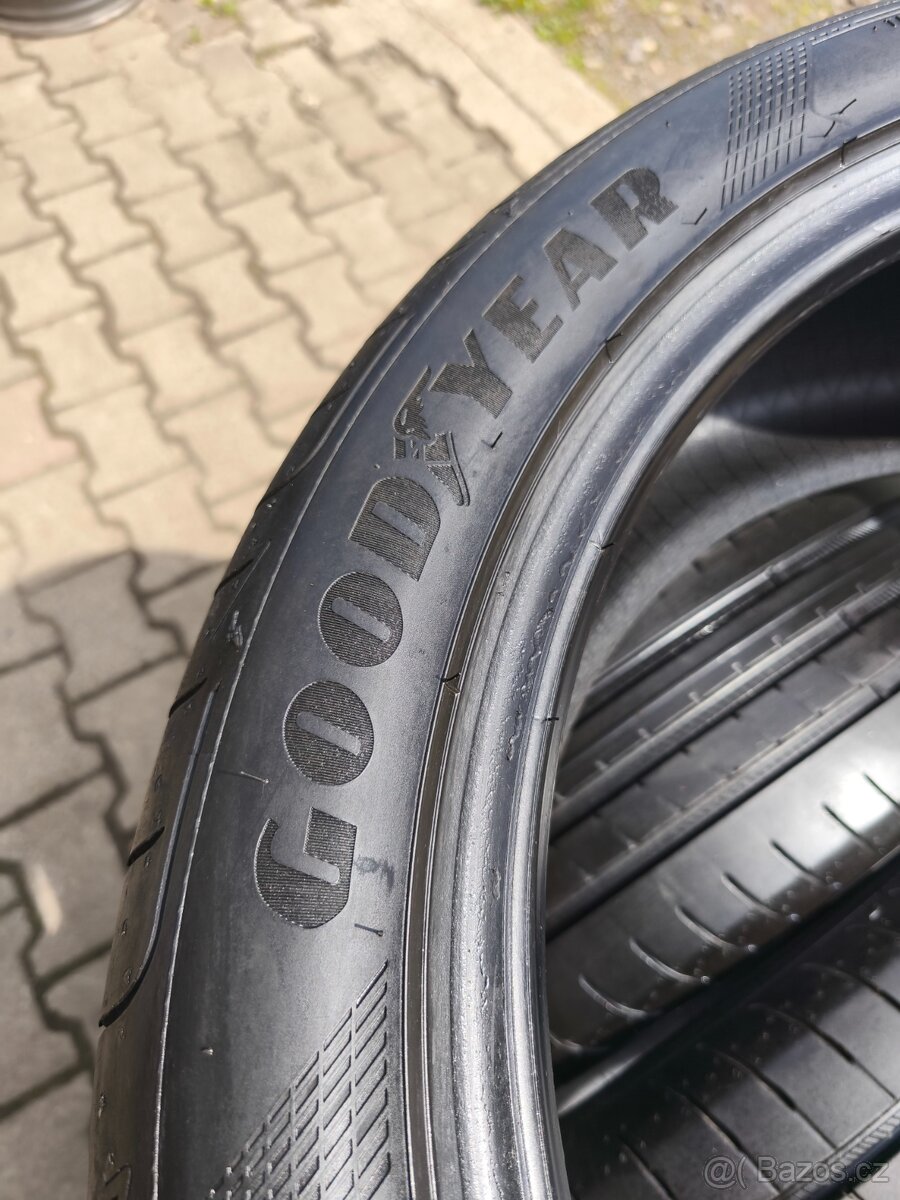 235/45/19 - 6