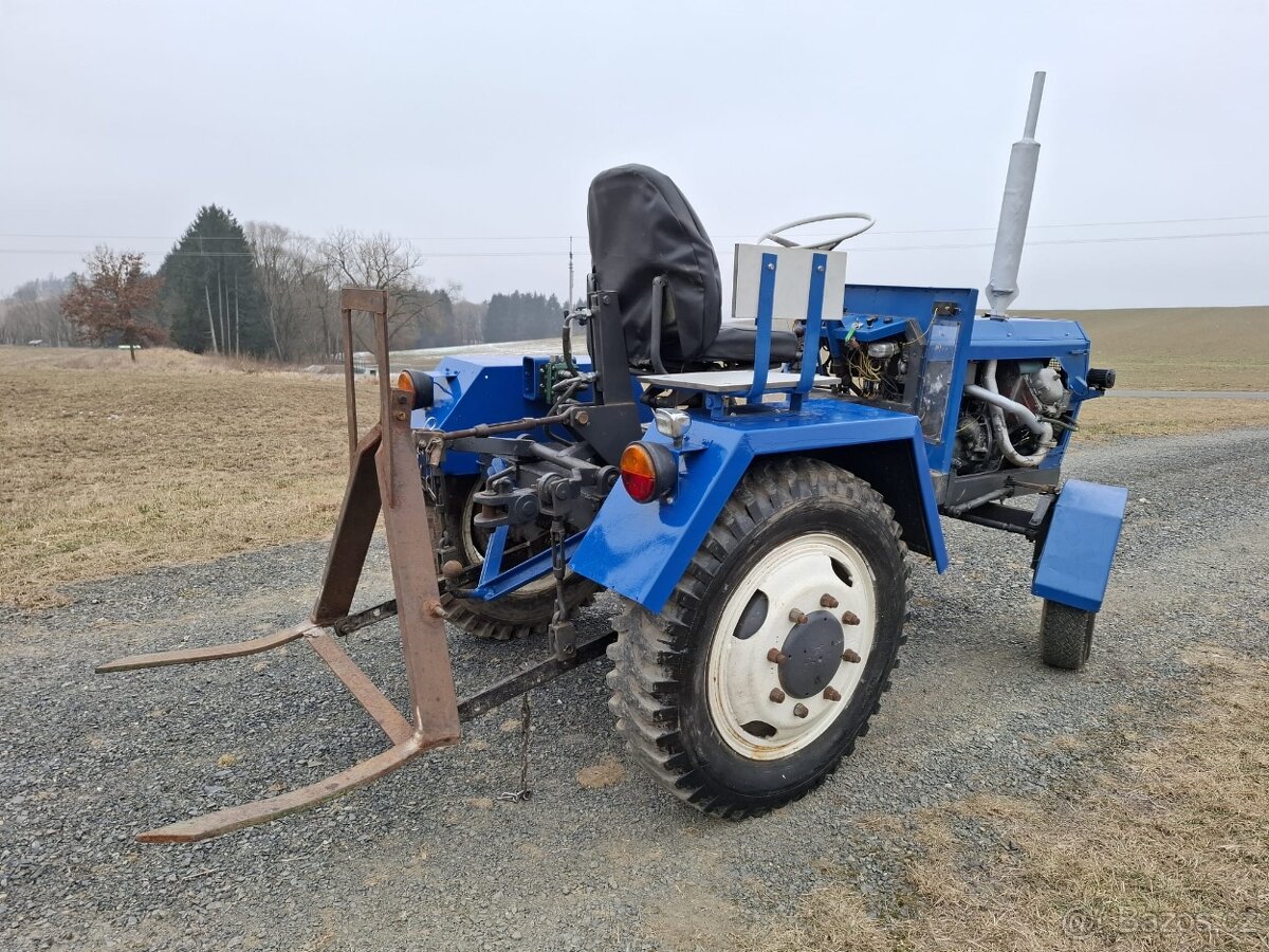 Traktor domácí výroby s příslušenstvím - 6