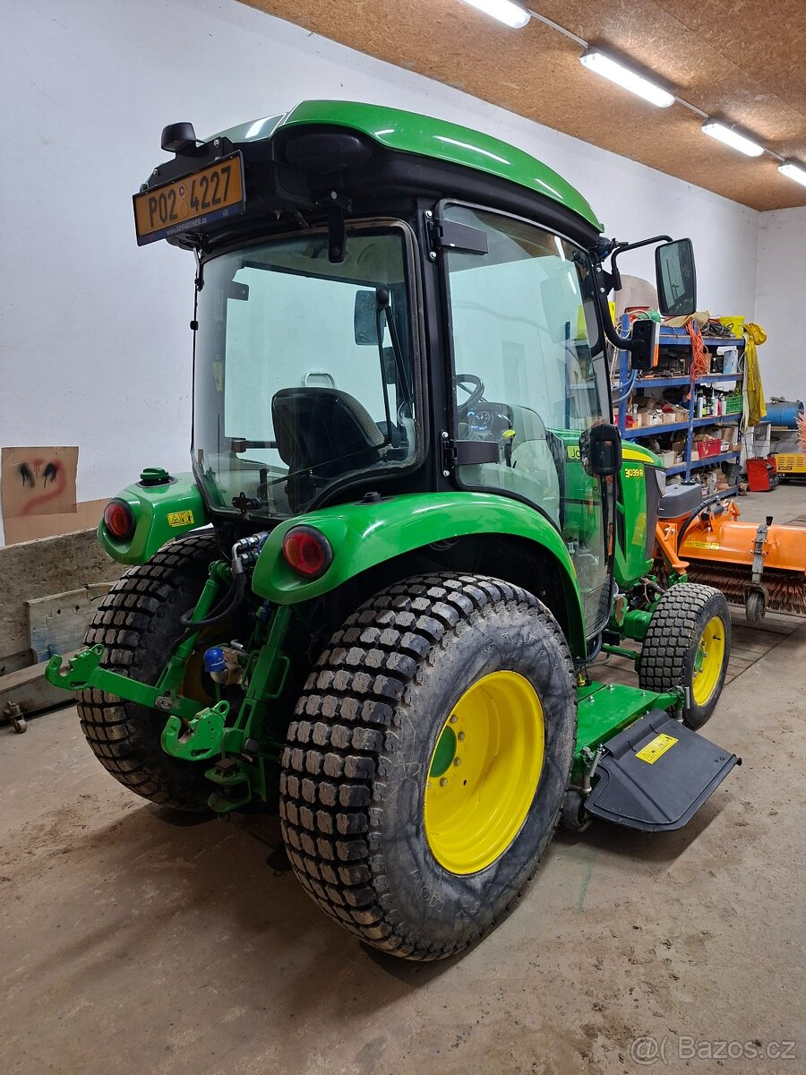 Traktor John Deere 3039R - 6