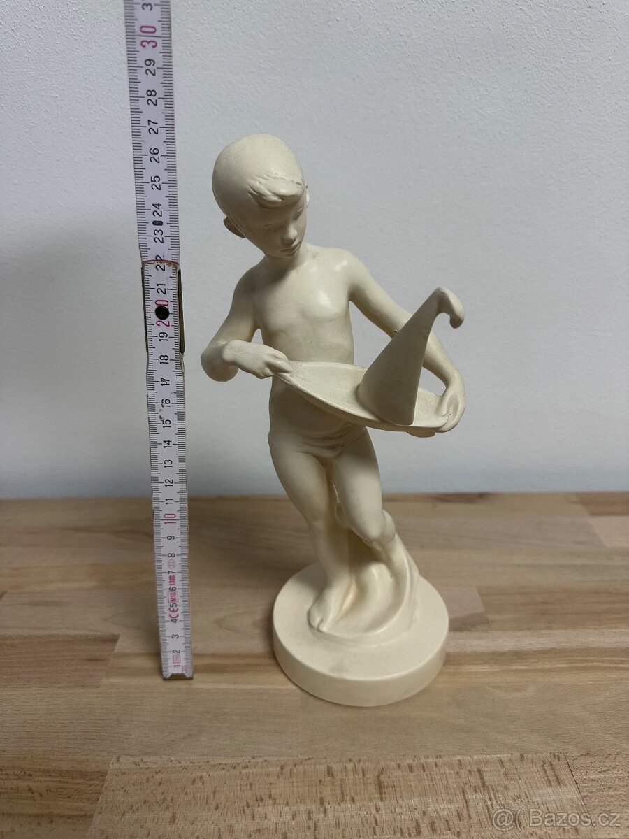 Soška chlapec s lodičkou - 6