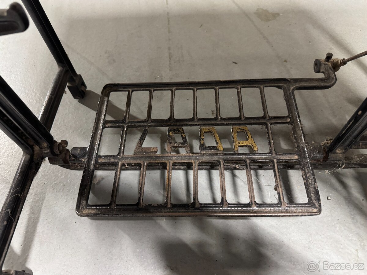 Starý šicí stroj LADA - 6