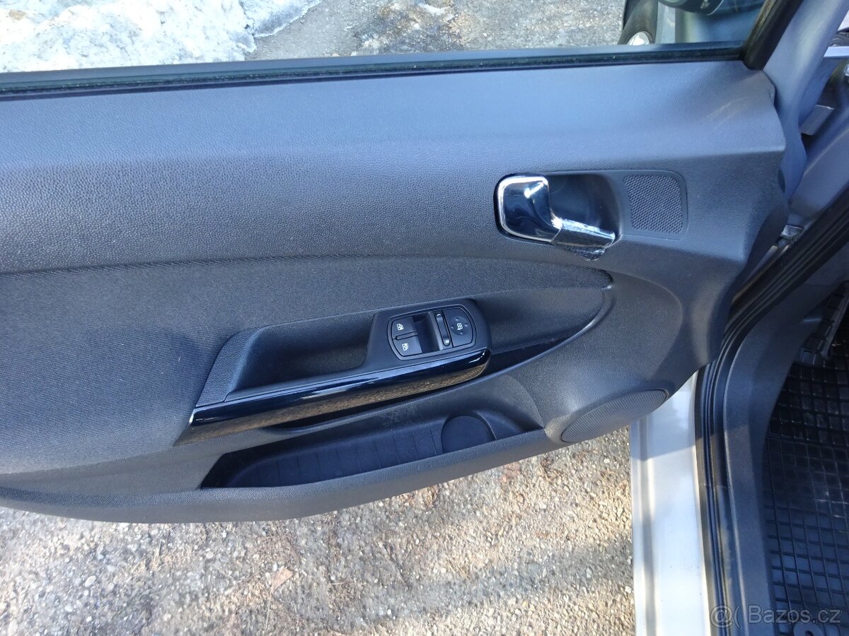 Opel Corsa 1.2i r.v.2011 (63 kw) Koupeno v ČR - 6