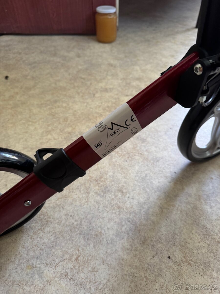 chodítko (rollátor) v moderním červeno-černém provedení - 6