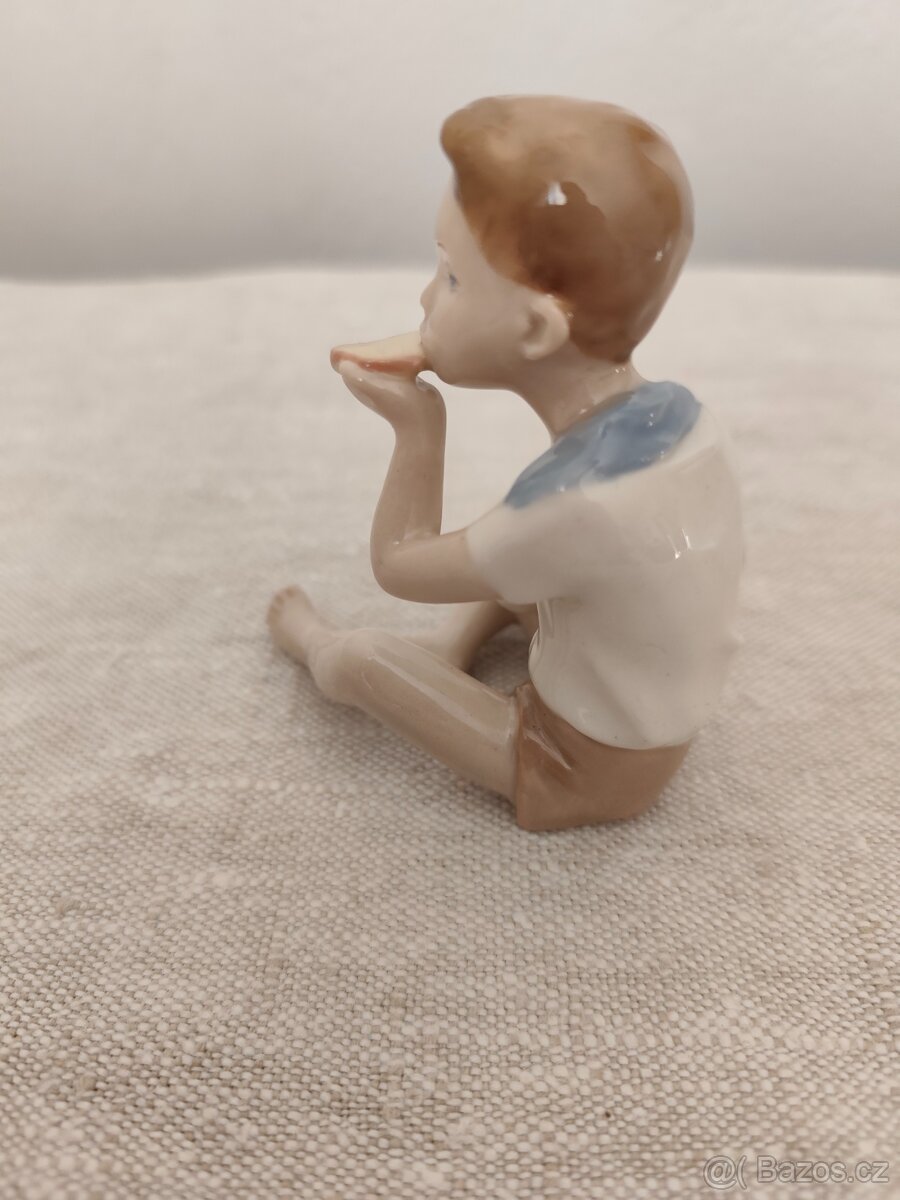 Royal dux chlapec s chlebom porcelánová soška - 6