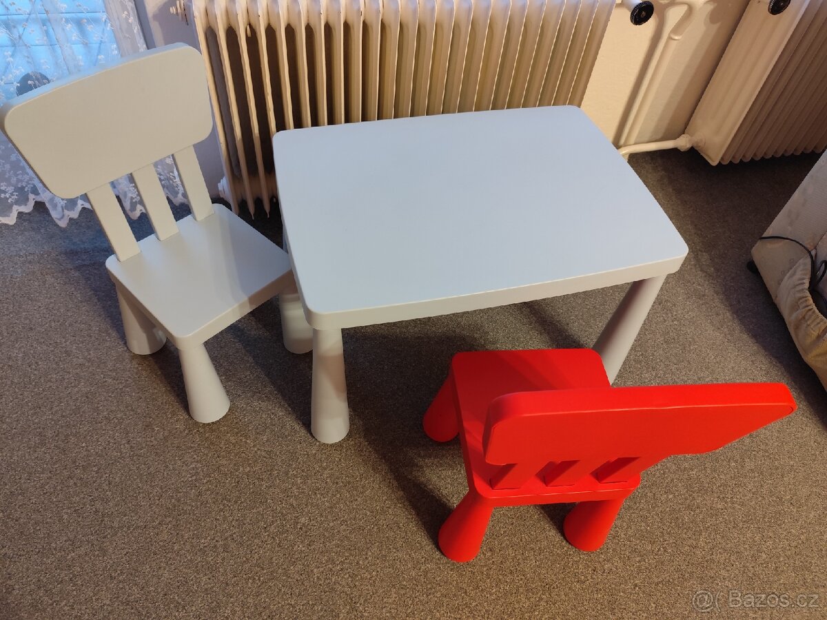 Plastový stůl IKEA a 2 židličky. - 6