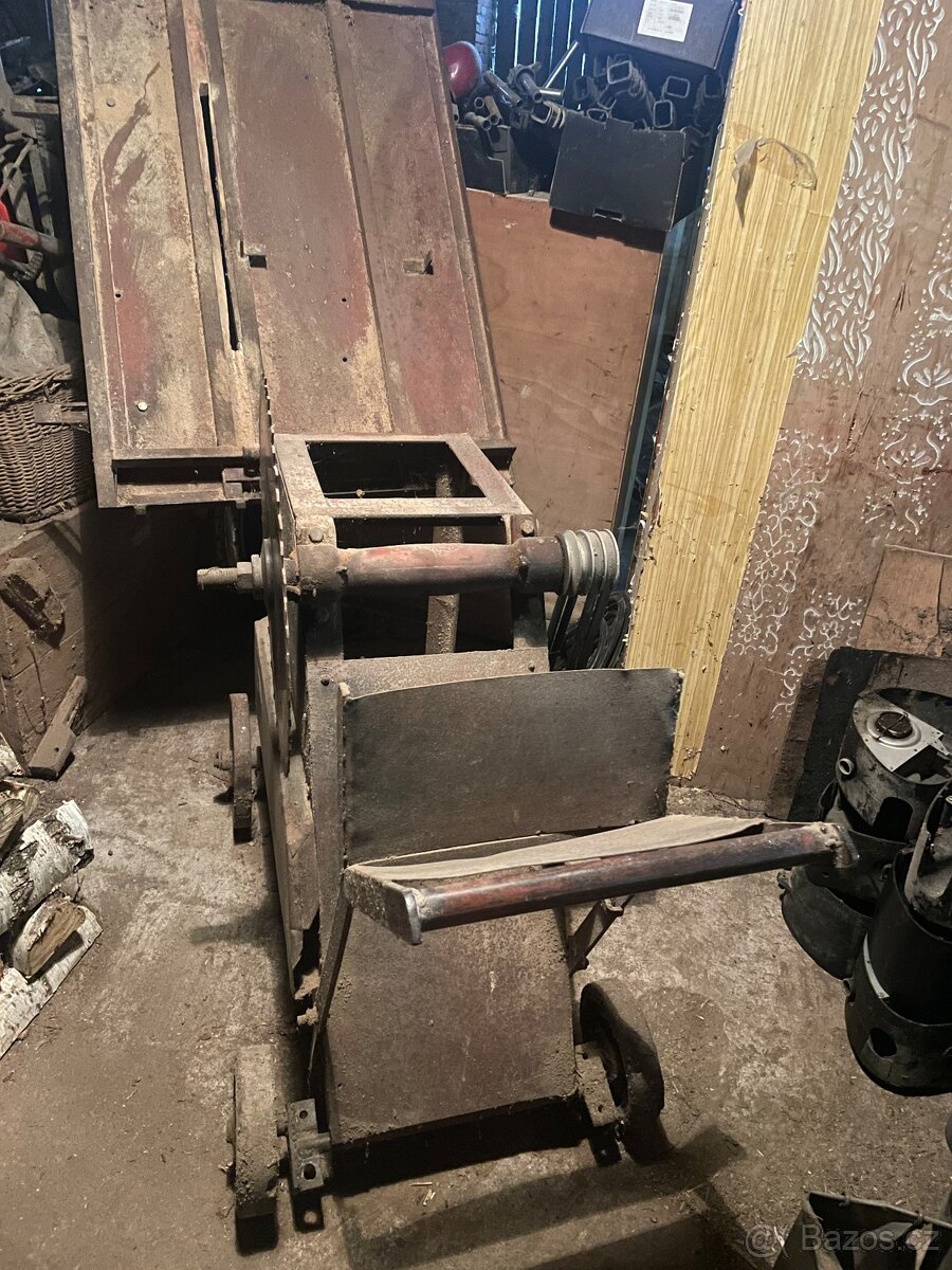 Kolebková pila,cirkulárka s pracovním stolem na řezání klád - 6