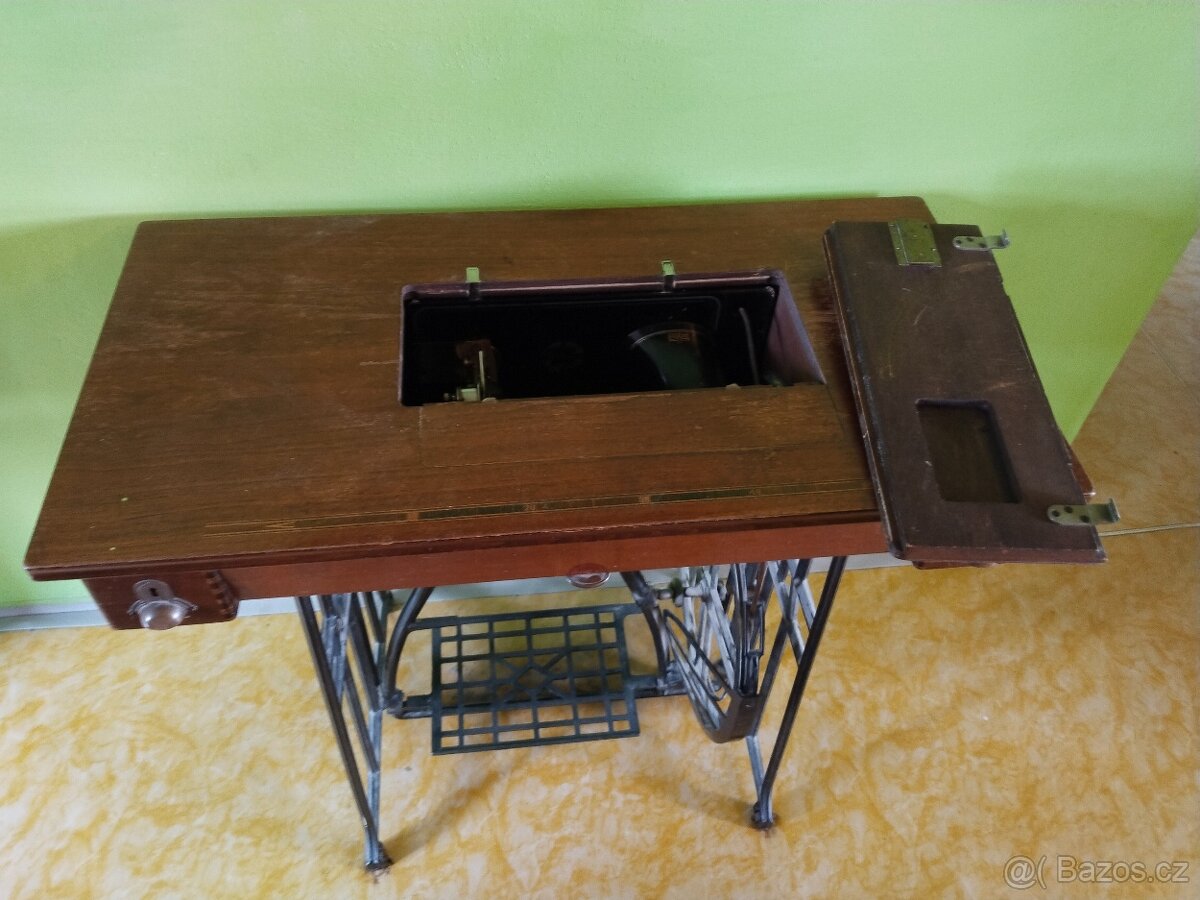 Prodám starožitný šlapací šicí stroj zn.LADA - 6