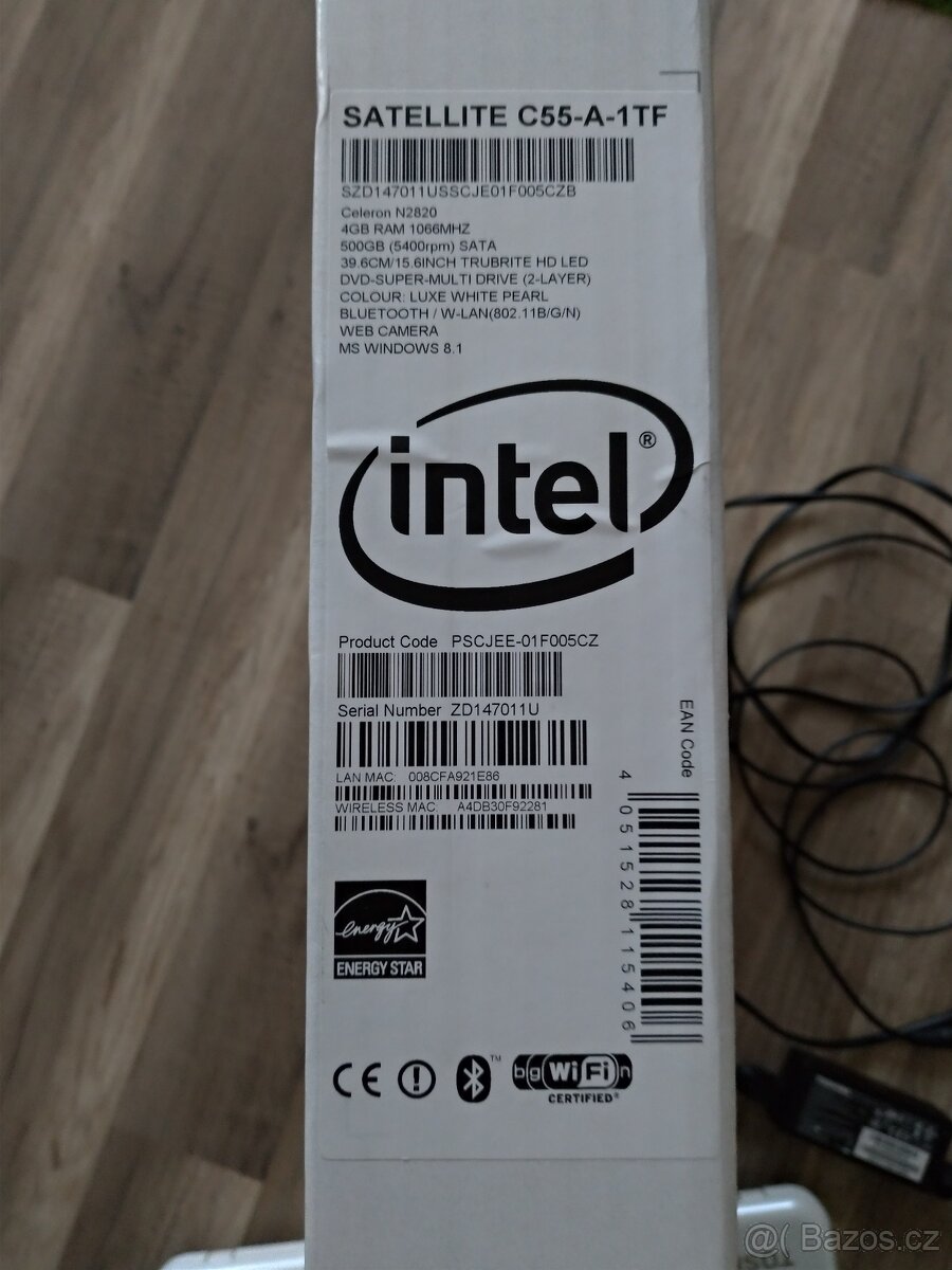 Bílý notebook Toshiba s Win - 6