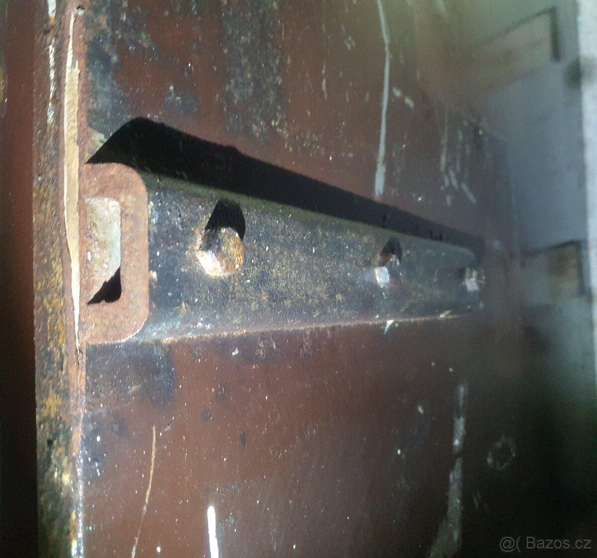 Bezpečnostní dveře. Staré kovové dveře. . - 6