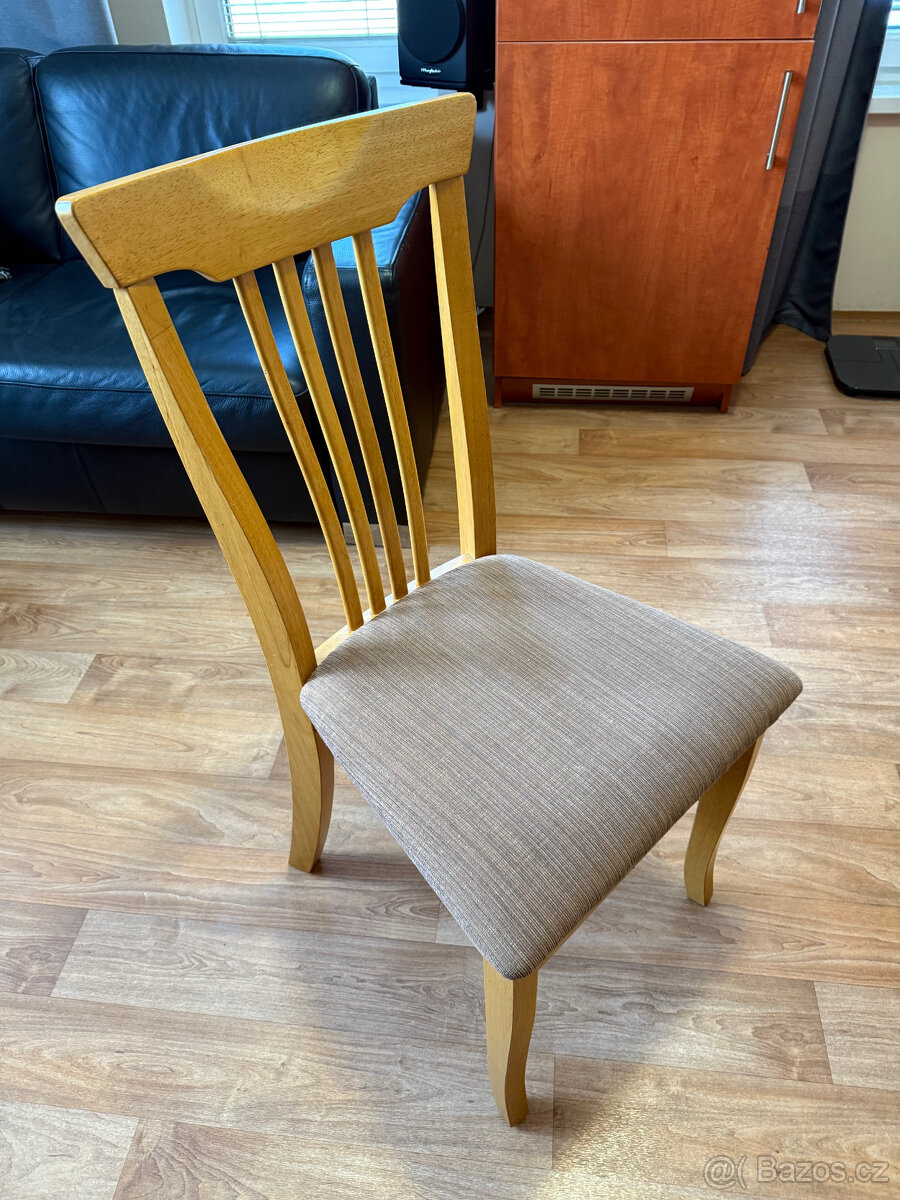 Prodám jídelní stůl z masivu + 4 čalouněné židle - 6