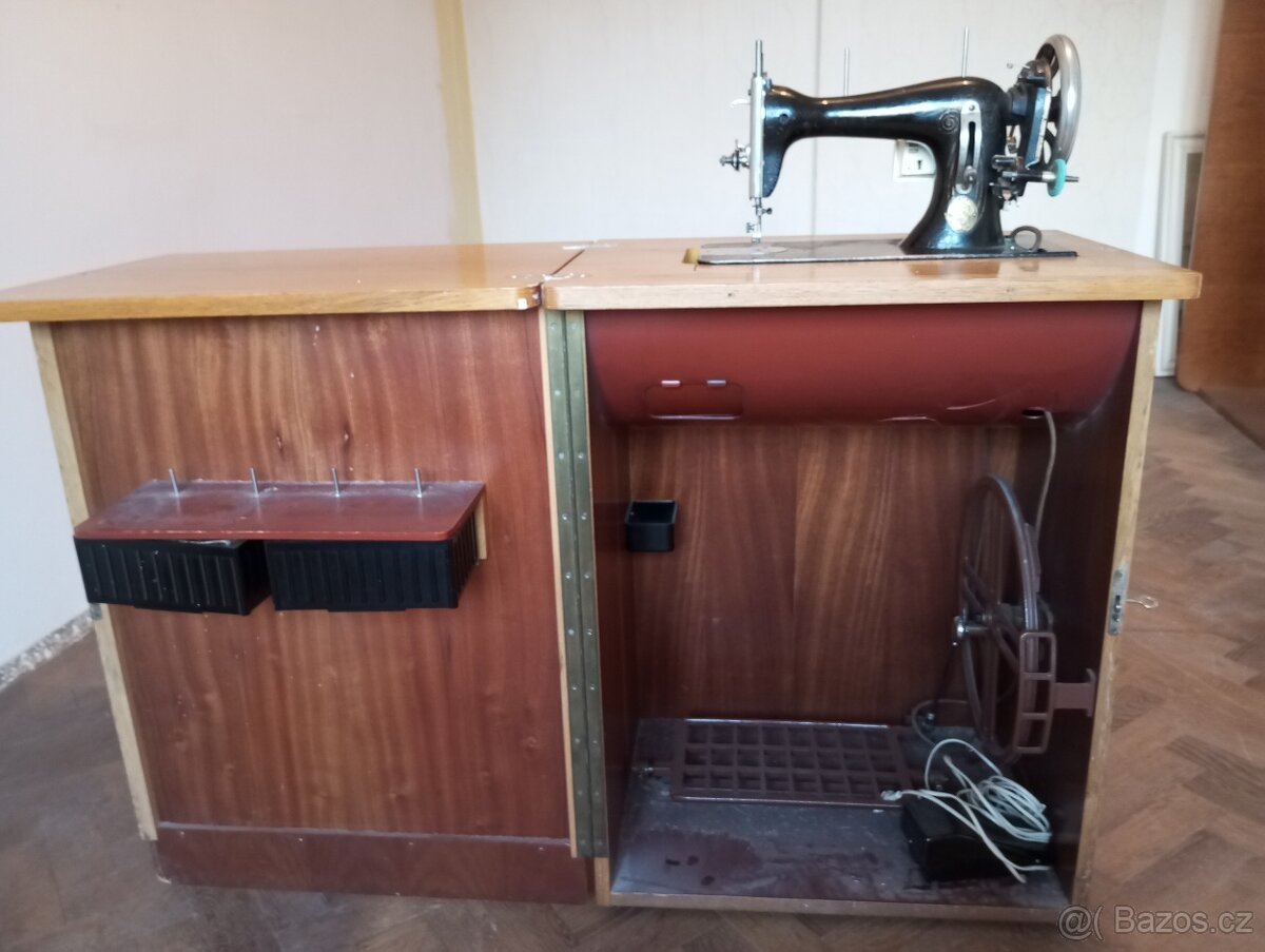 šicí stroj ve skřínce - 6