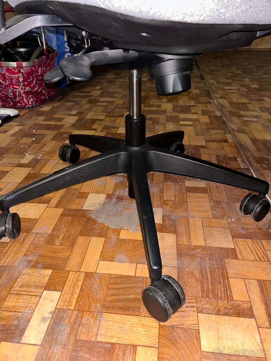 Šedá kancelářská židle - 6