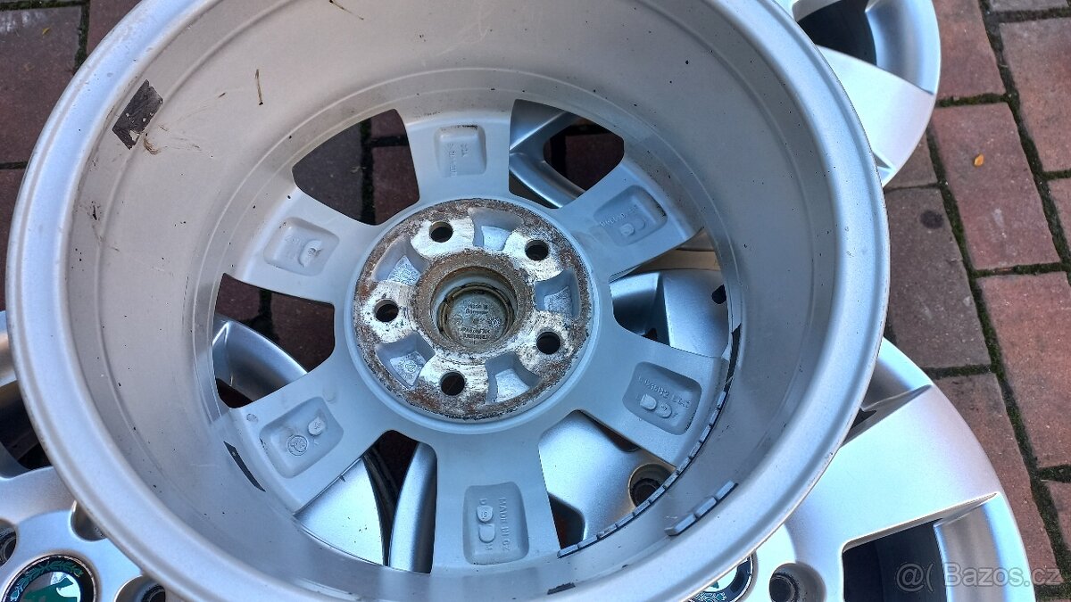 Zachovalé alu disky originál Škoda Octavia II 6jx15h2 et 47. - 6