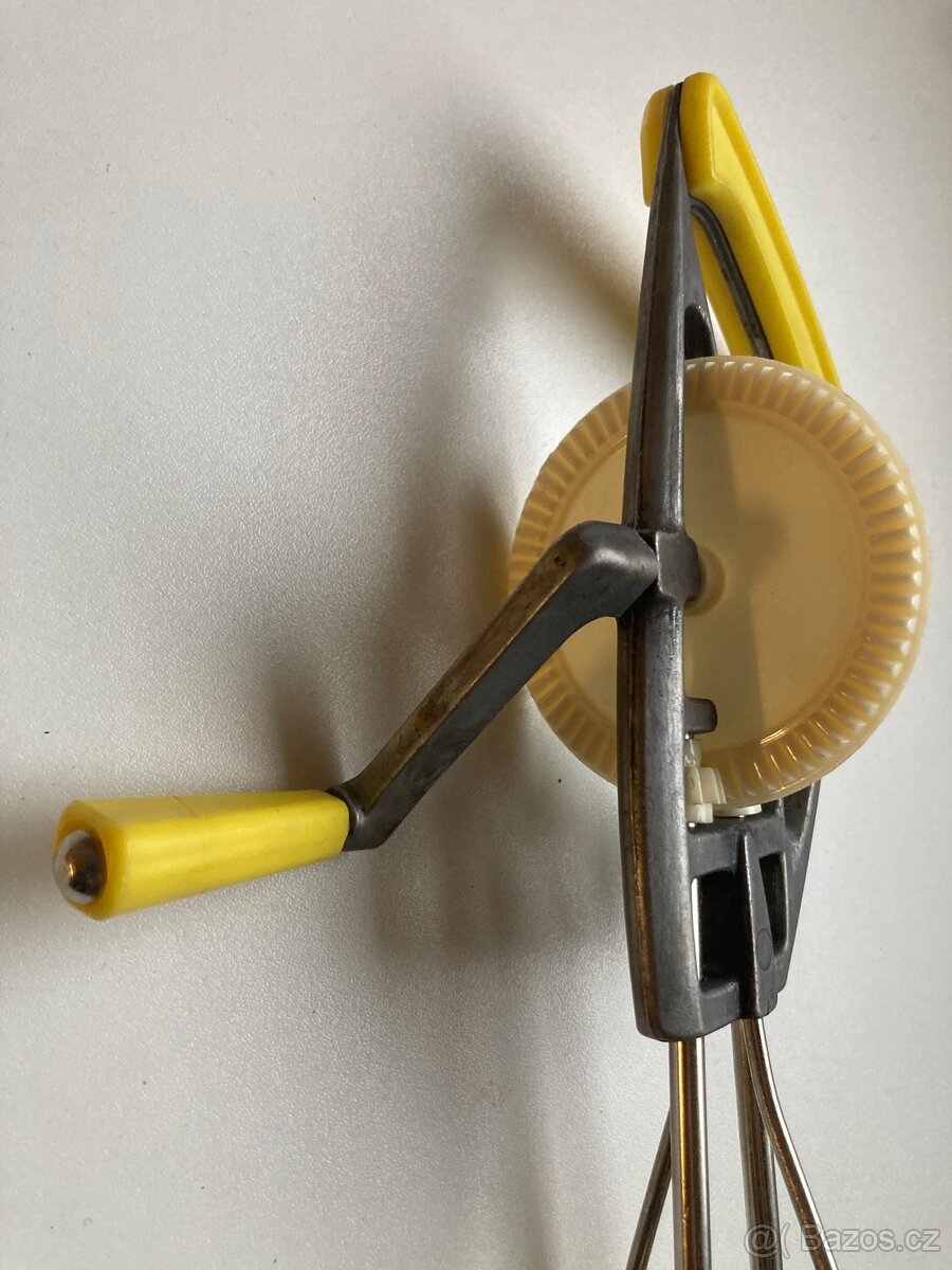 Vintage mechanický ruční šlehač s klikou, stáří cca 70 let - 6